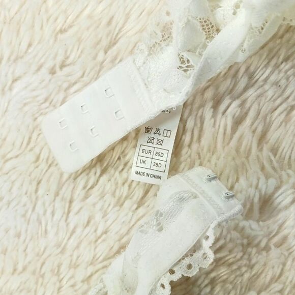 Deep Plunge Lace Push Up Bra with Extra Built in Padding. Size 38D. White....... - Picture 4 of 10